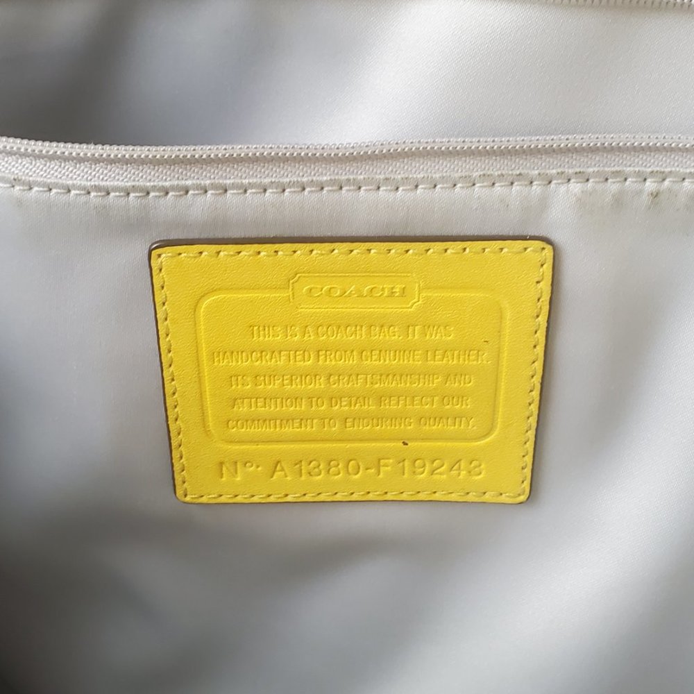 AUTHENIC YELLOW LEATHER COACH PURSE - Picture 5 of 6